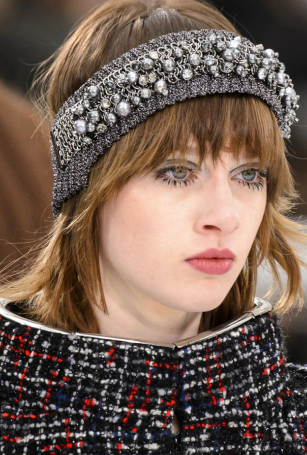 صور اكسسوارات شعر للبنات باللولي مع الباند على خطى عارضات ألتوزارا ALTUZARRA