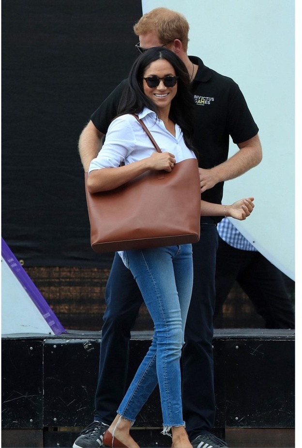 ميغان ماركل Meghan Markle اختارت الشنطة الكبيرة باللون البني
