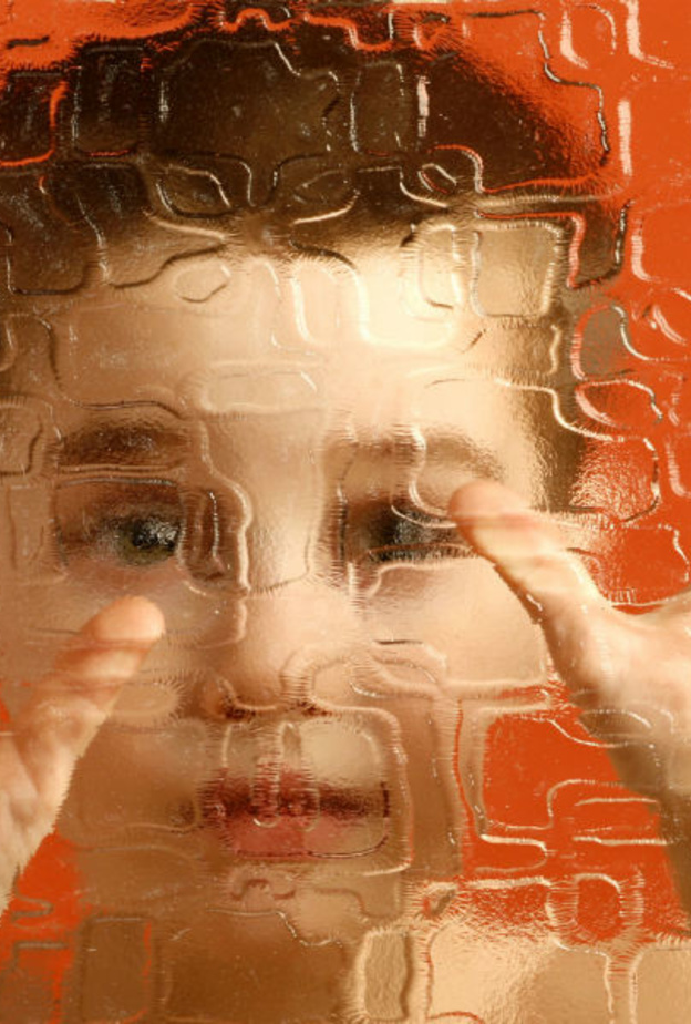 من اعراض التوحد ان يرتب الطفل العابه بنسق متكرر