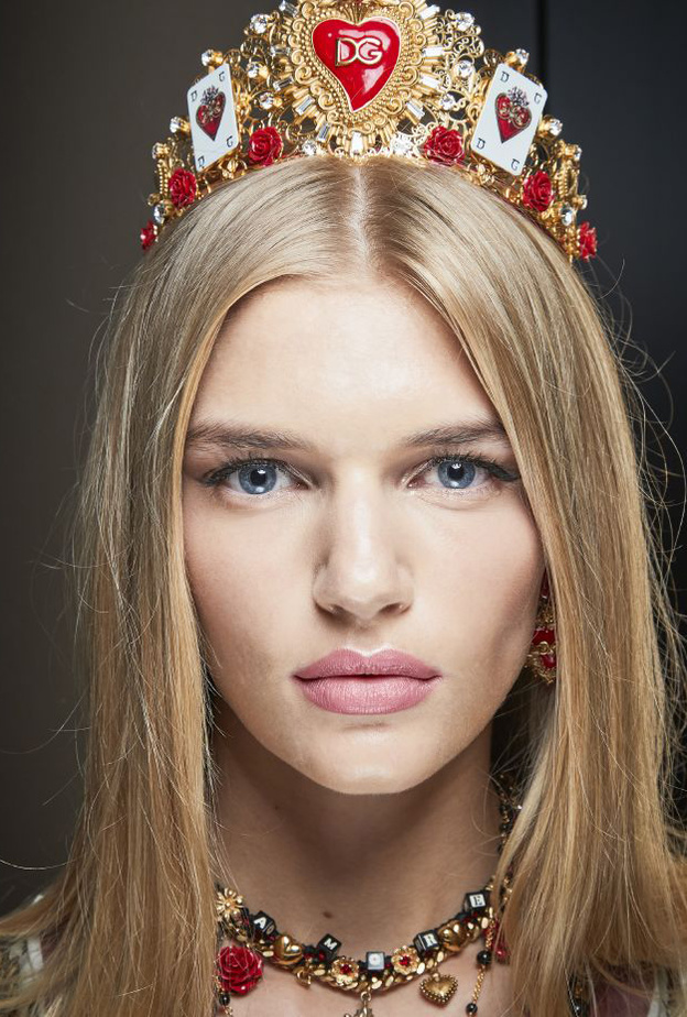 خلف كواليس DOLCE&GABBANA ماكياج يعكس أنوثة مرهفة