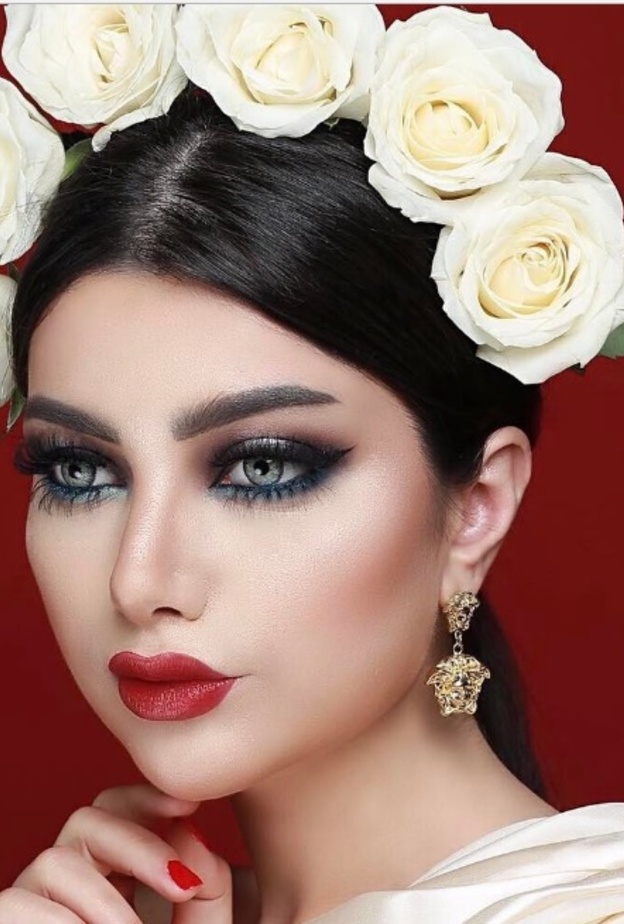 مكياج ناعم مع الآلينر الامع من منى النعمان