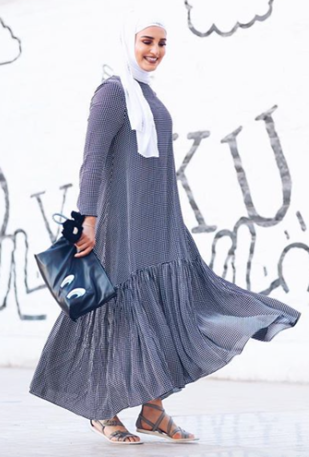 فستان كاجوال أسود مع تطريزات شرقية نسّقته آسيا مع حذاء رياضي أبيض