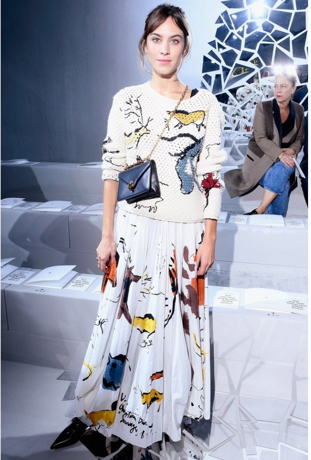 تألقتCHIARA FERRAGNI بفستان طويل مع الطبعات والتول العصري مع الاقمشة الملونة