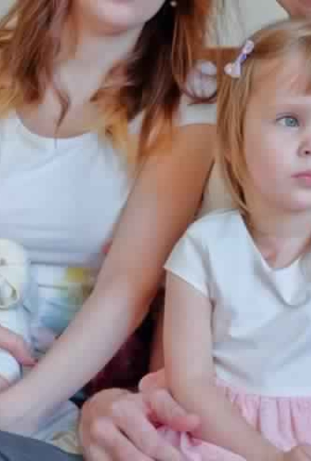 علامات غيرة الطفل من المولود الجديد وطرق تجنبها