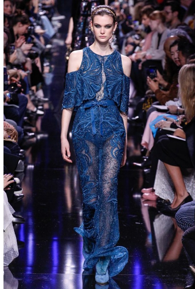 فستان من ايلي صعب