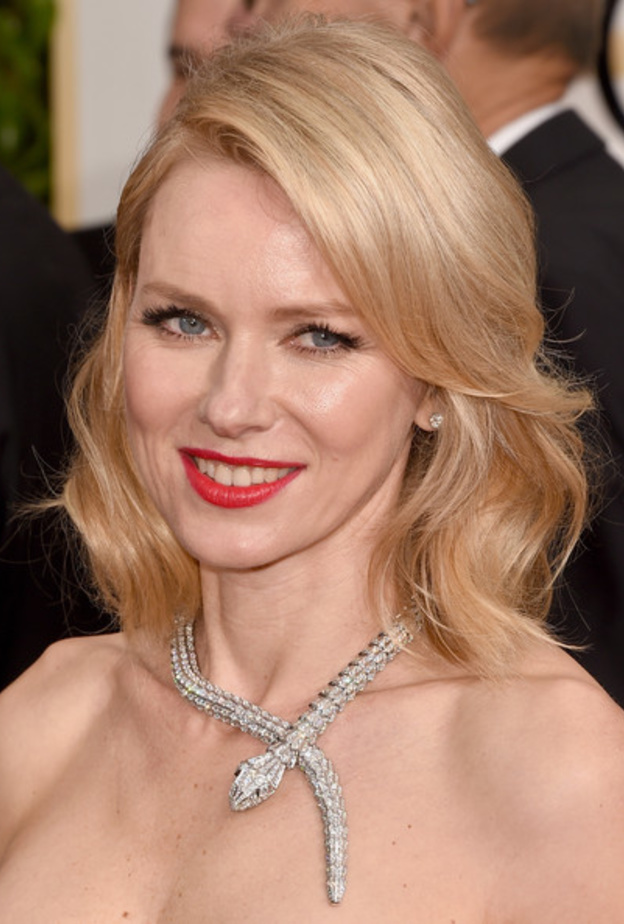 ناعومي واتس ترتدي قلادة الماس من بولغاري Bulgari