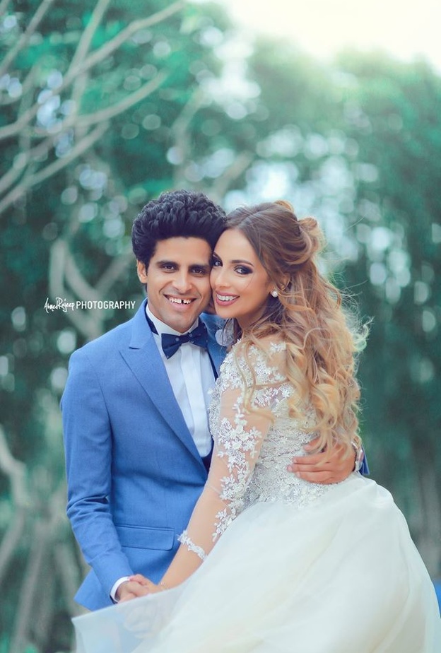 العروسان المرغني وعبدالفتاح بجلسة تصوير رومانسية