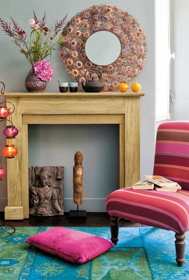 الشموع المختلفة الأحجام ضمن ديكور غرفة الجلوس.