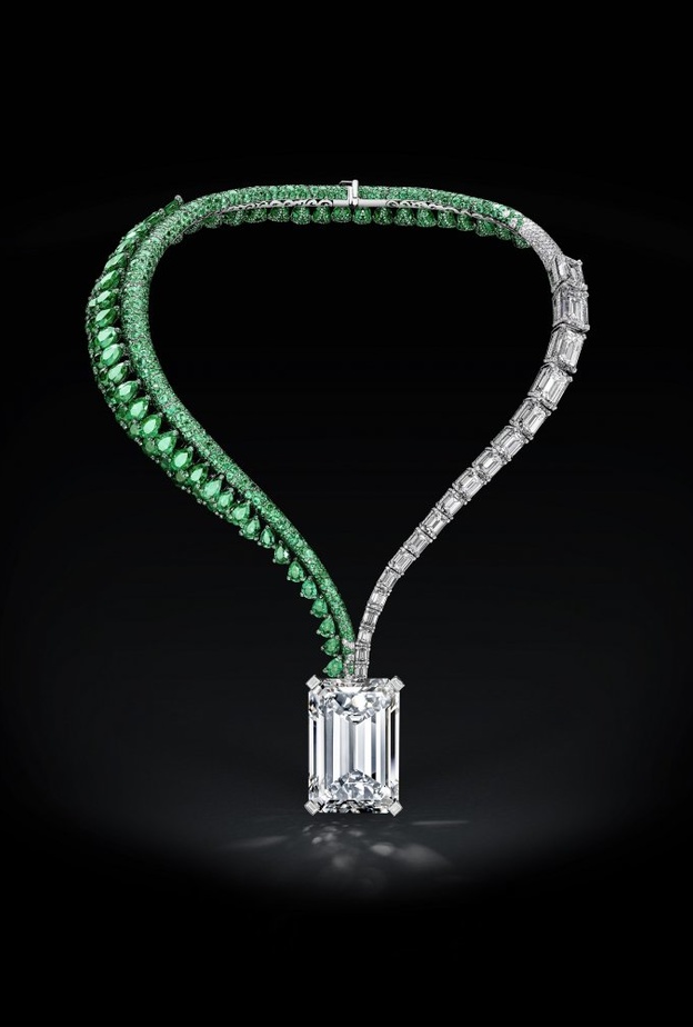 تحتل الماسة الخام المسمّاة الرابع من فبراير المرتبة 27 بين أكبر الماسات البيضاء الخام المكتشفة في العالم