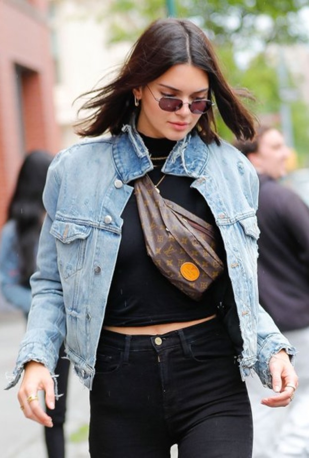 اعتمدت كاندال مؤخرا على حقائب الخصر من برادا وشانيل في عدد من اطلالاتها