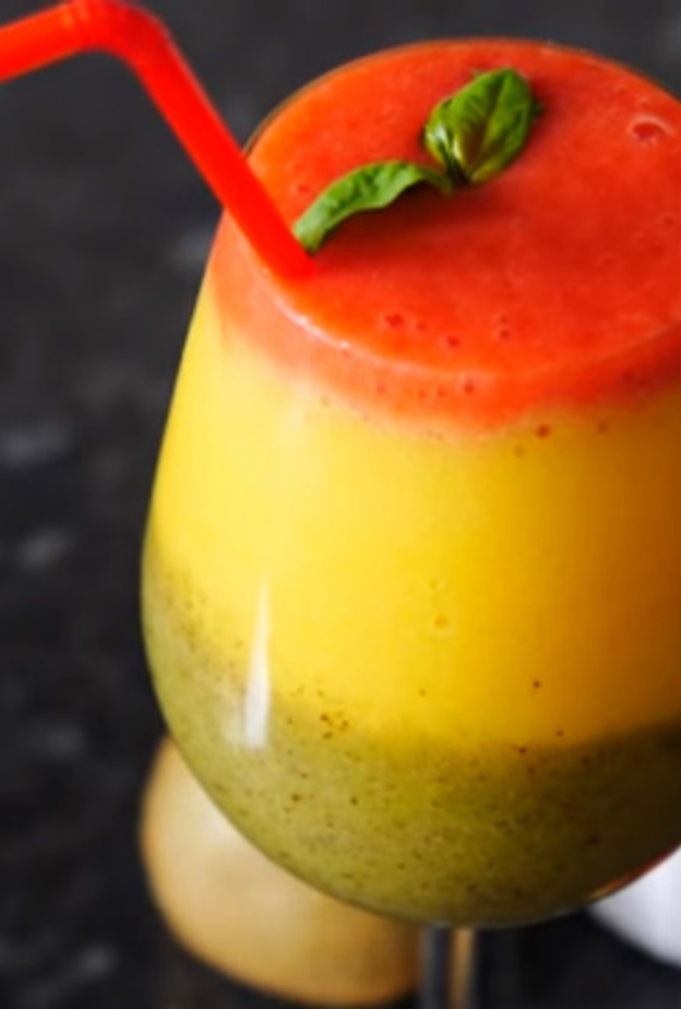  تحضر مكونات عصير كوكتيل الفواكه.