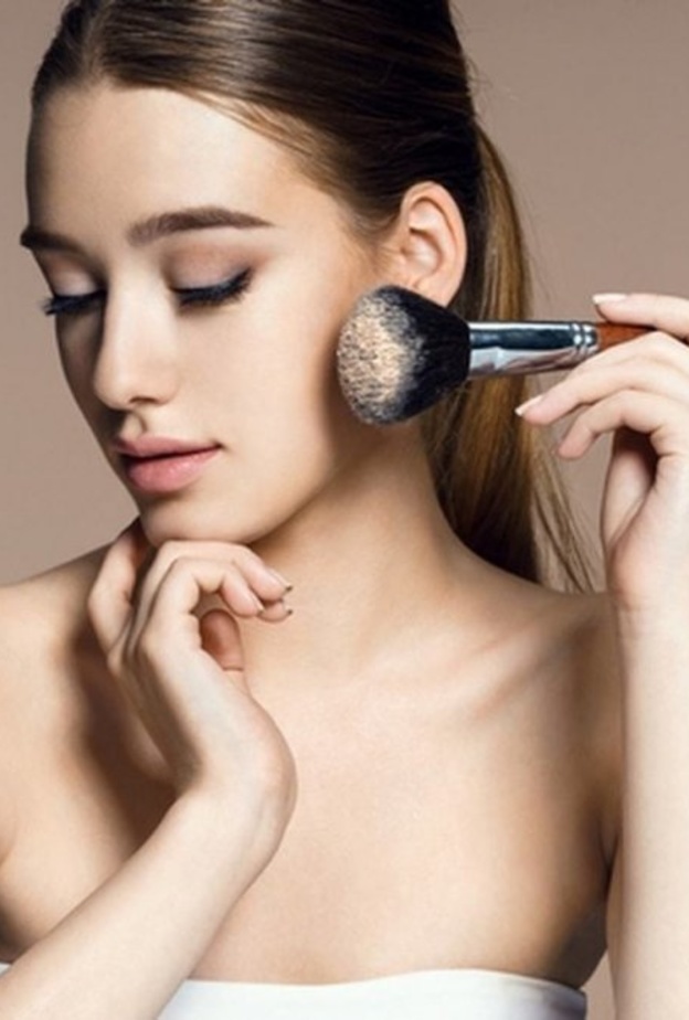 استخدمي بودرة الأطفال لتثبيت المكياج