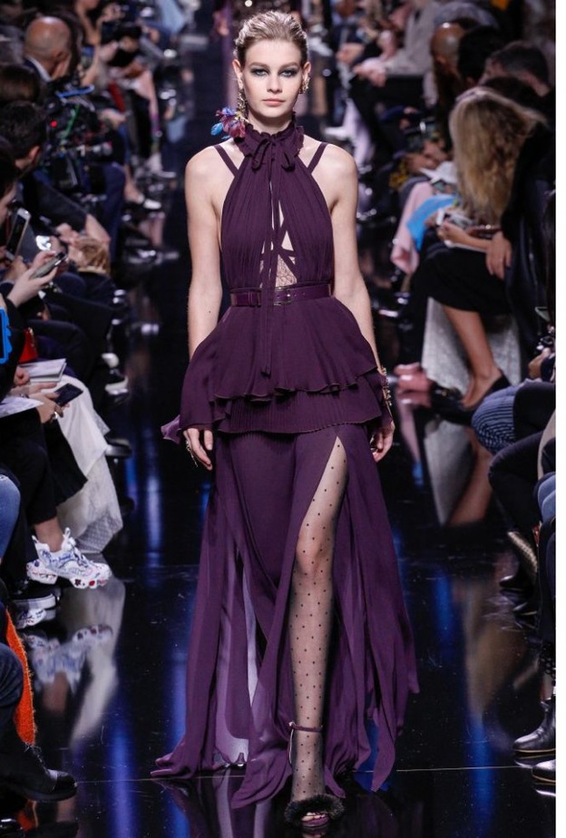 فستان من ايلي صعب باللون البنفسجي