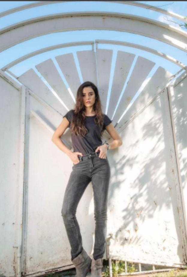 هازال كايا باطلالة عصرية