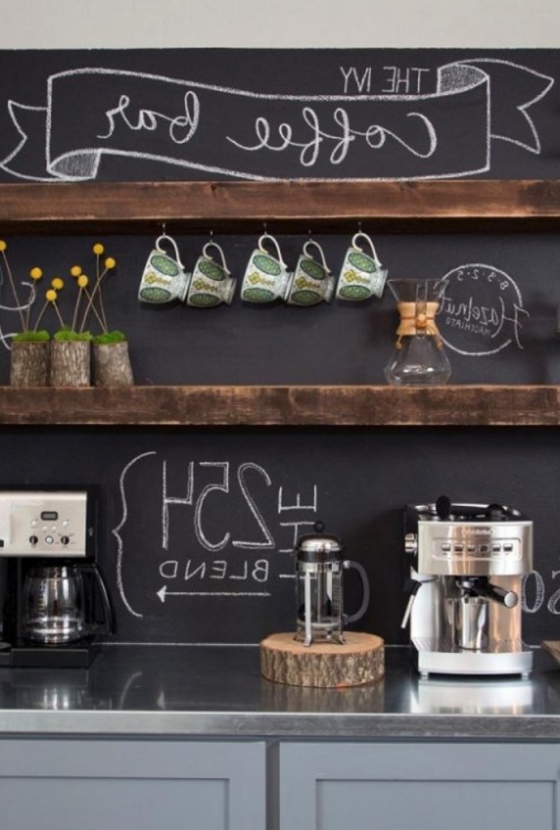 تخصيص مكان في زاوية المطبخ بديكور أدوات القهوة 