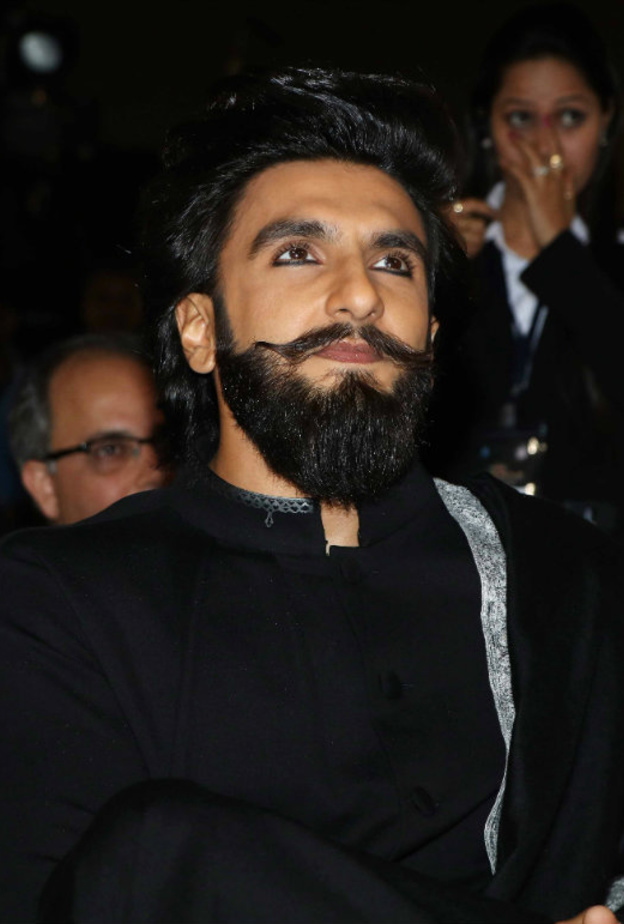 رانفير سينغ يتقمص شخصيات أفلامه لدرجة مقلقة