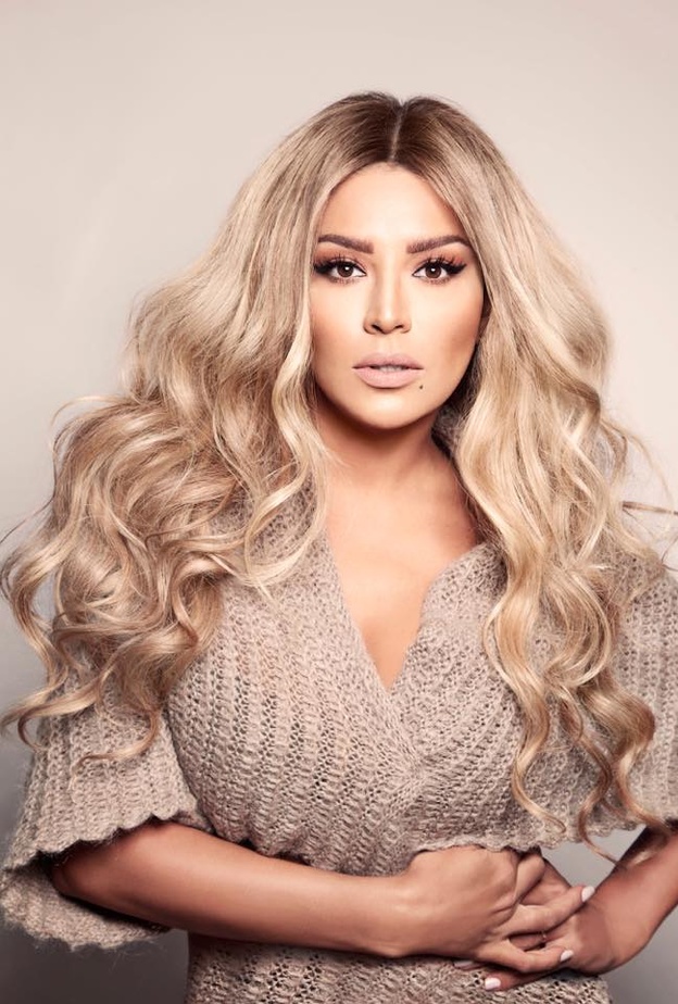 أمل بوشوشة اختارت صبغات الشعر البني الداكن