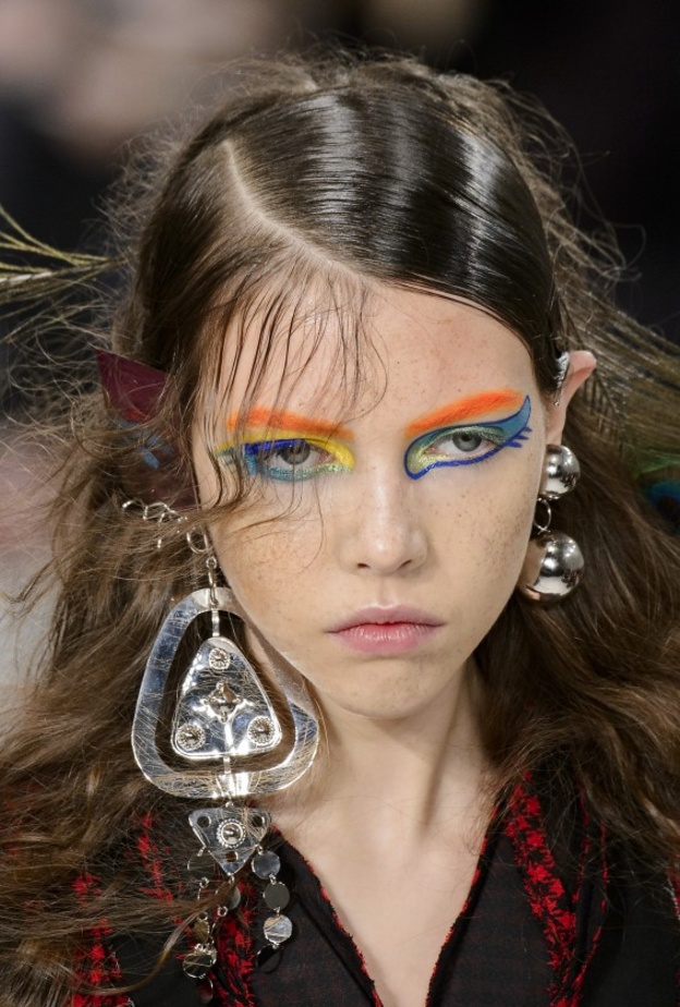 ظلال عيون مختلفة ومتناقضة في عرض Antonio Marras لخريف وشتاء 2018