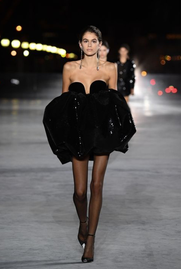 كايا غربر في عرض Bottega Veneta