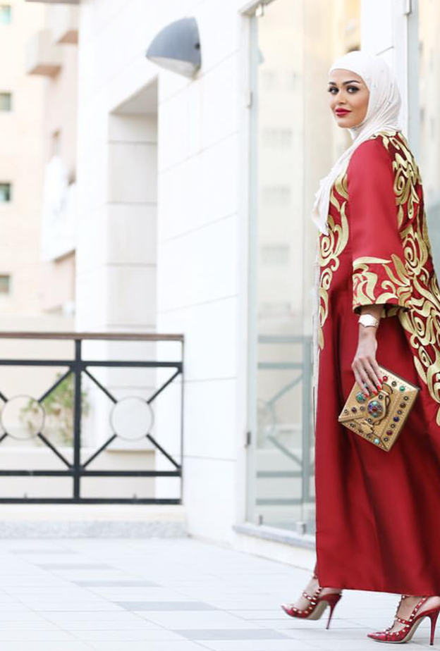 موديلات عبايات ملونة بتدرجات الازرق على طريقة مرمر