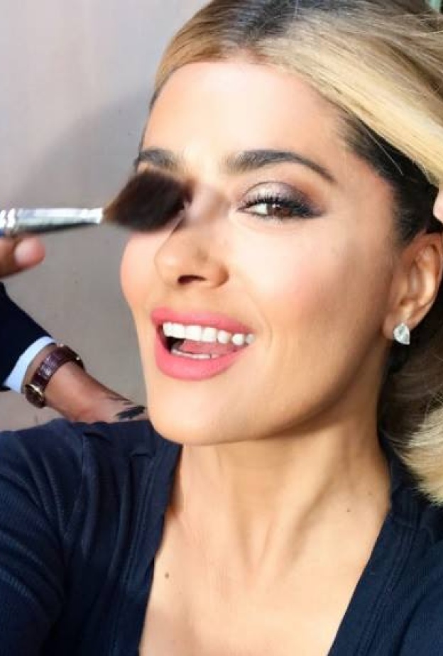 سلمى حايك تفاجئ جمهورها بشعرها الأشقر أثناء الاستعداد لحضور عرض التوزارا في باريس أمس