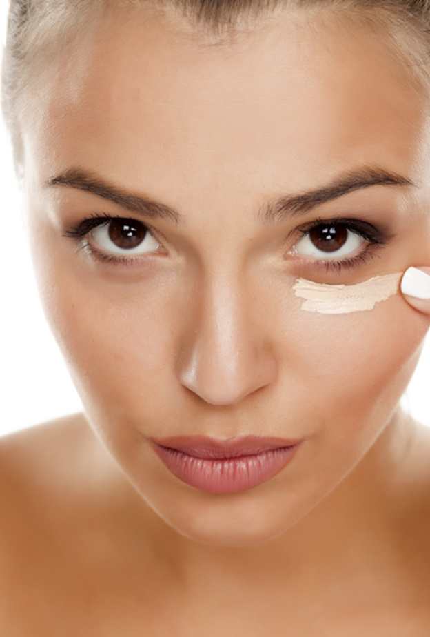 يفيد الكونسيلر في اخفاء عيوب البشرة كالهالات السوداء.