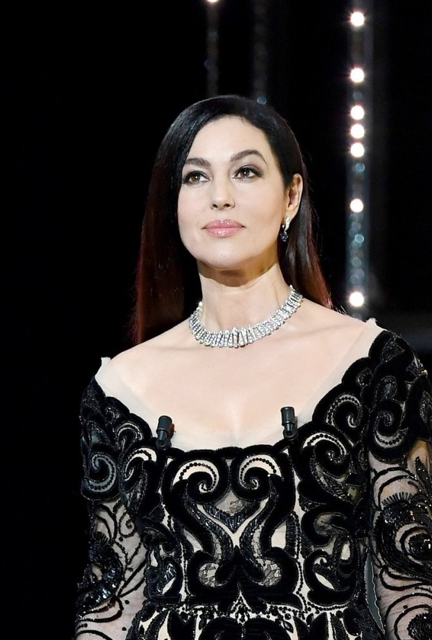 مونيكا بيلوتشي ترتدي عقد شوكر من كارتييه