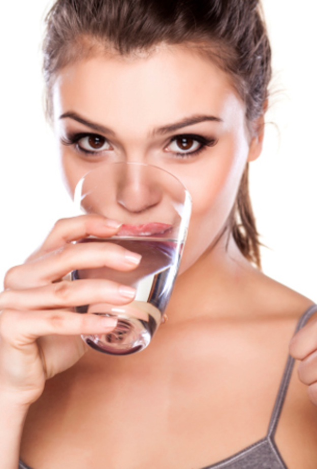 فوائد واضرار الماء الساخن على الريق