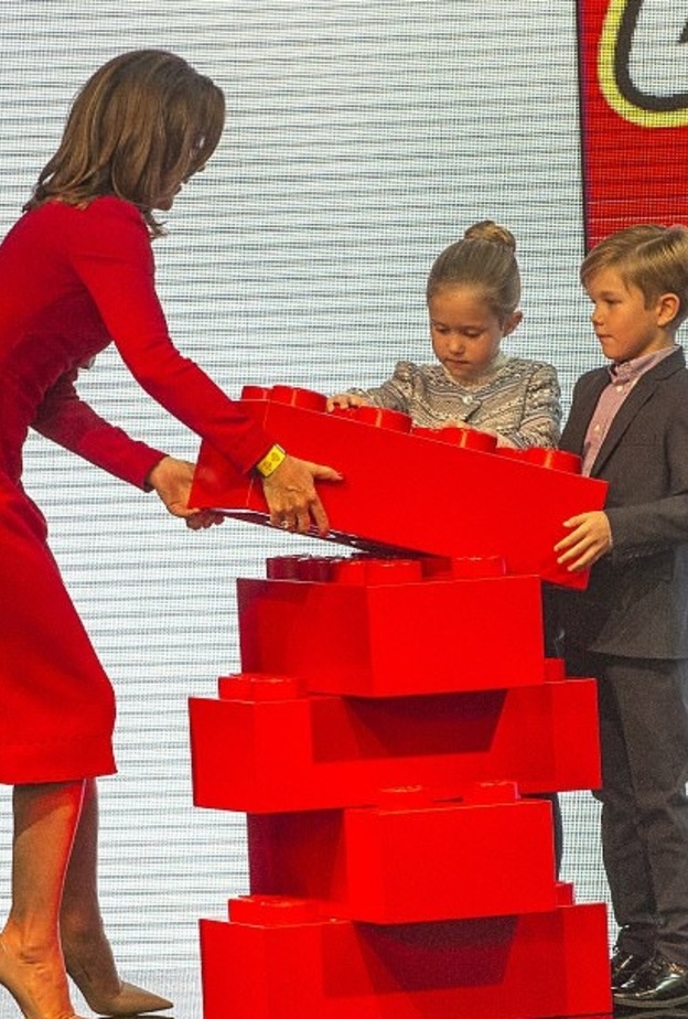 صورة طريفة للأميرة جوزفين أثناء مشاركتها في افتتاح منزل ضخم لألعاب الليجو