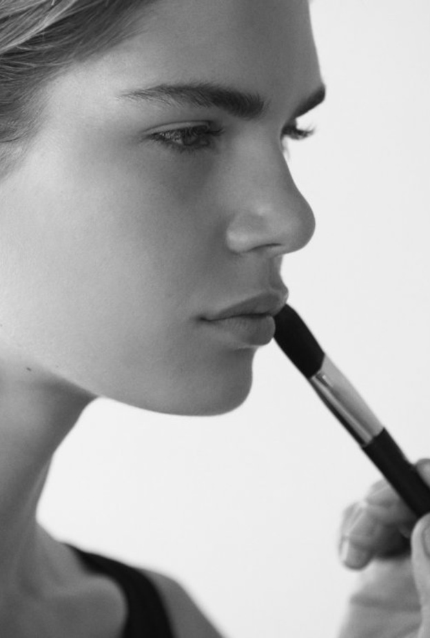 مكياج عرض أزياء Yves Saint Laurent لربيع وصيف 2018 من ابتكار توم بيشو Tom Pecheux