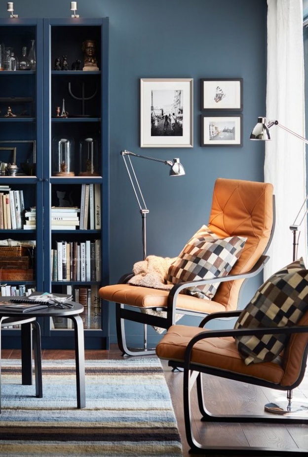 كنب جلدي رائع بجانب المدفأة في غرفة الجلوس.