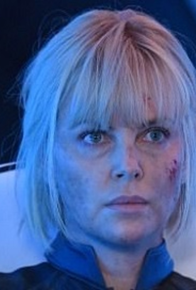 دماء على وجه تشارليز ثيرون