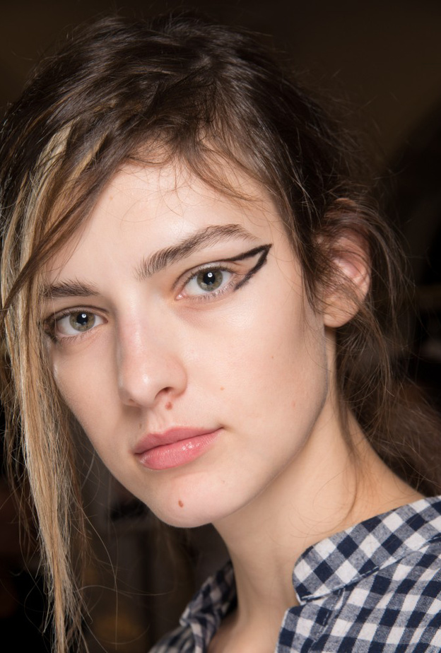 مكياج عيون مع الحبوب البراقة بأسلوب عارضات Dries van Noten