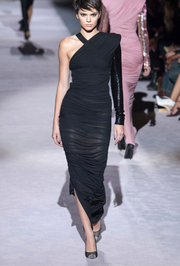 اجمل موديلات فساتين سوداء من اسبوع الموضة في نيويورك