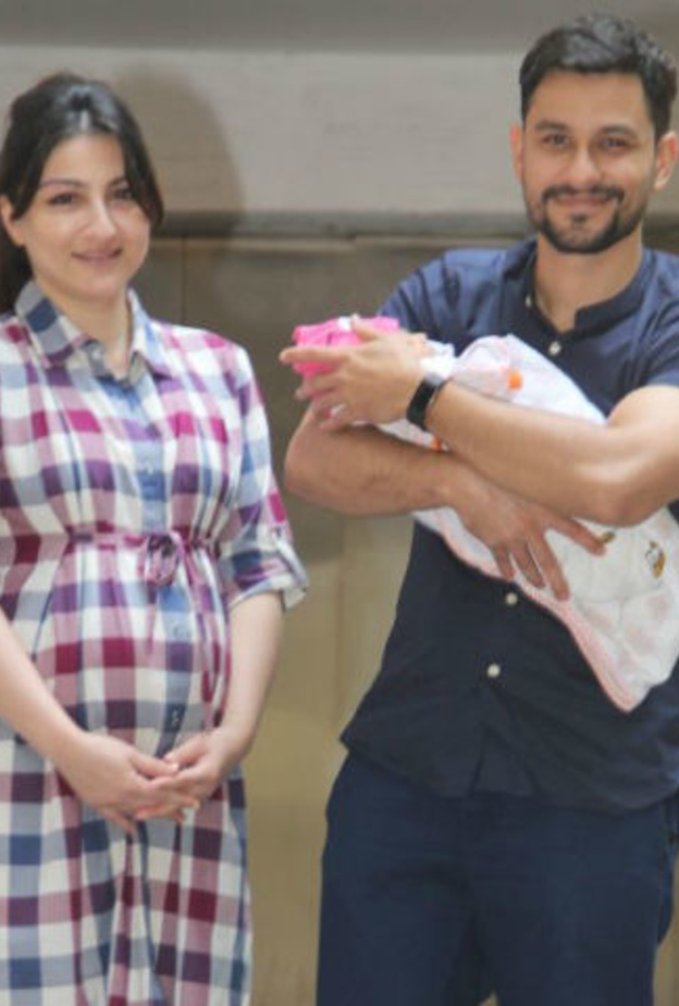 نشرت لطفلة سهى علي خان والممثل كونال خومو بعد يوم واحد فقط من مغادرة سهى وطفلتها للمستشفى
