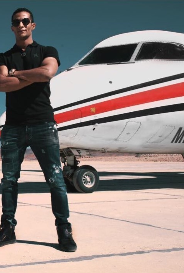 محمد رمضان مع طائرته الخاصة