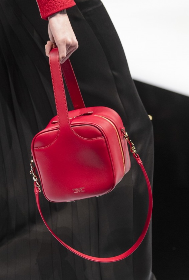 حقائب يد بالوان نيلية مع الفرو