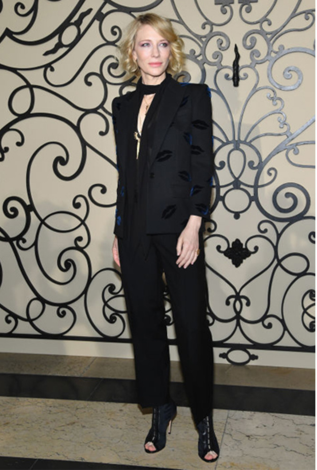 فستان حريري مع الاكتاف المكشوفة اختارته Isabel Goulart باللون الابيض