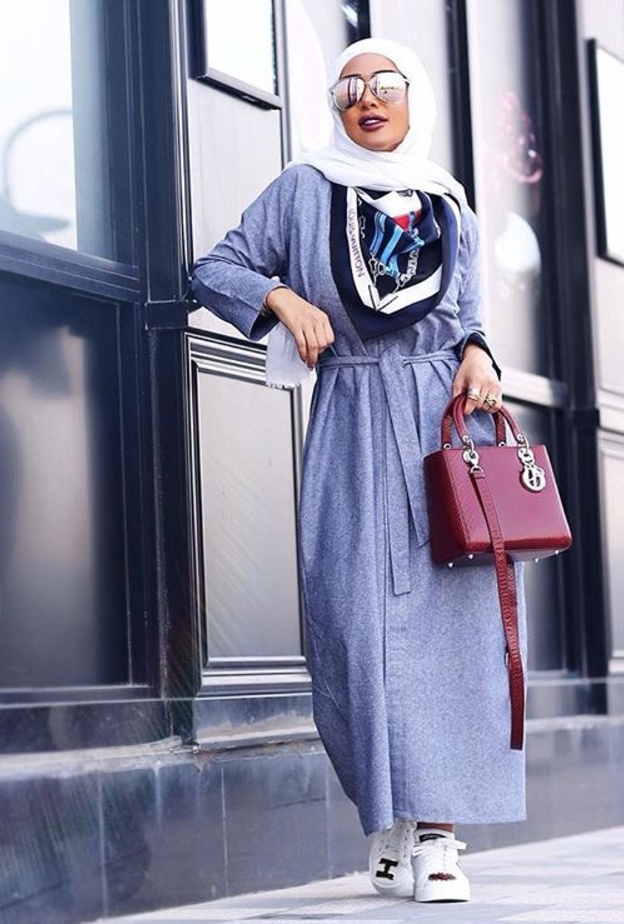 دلال الدوب بإطلالة بيضاء أنيقة