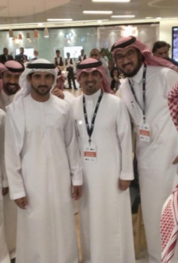 فزاع في سيلفي مع مجموعة شباب سعوديين في سوق مشاريع الشباب العربي 