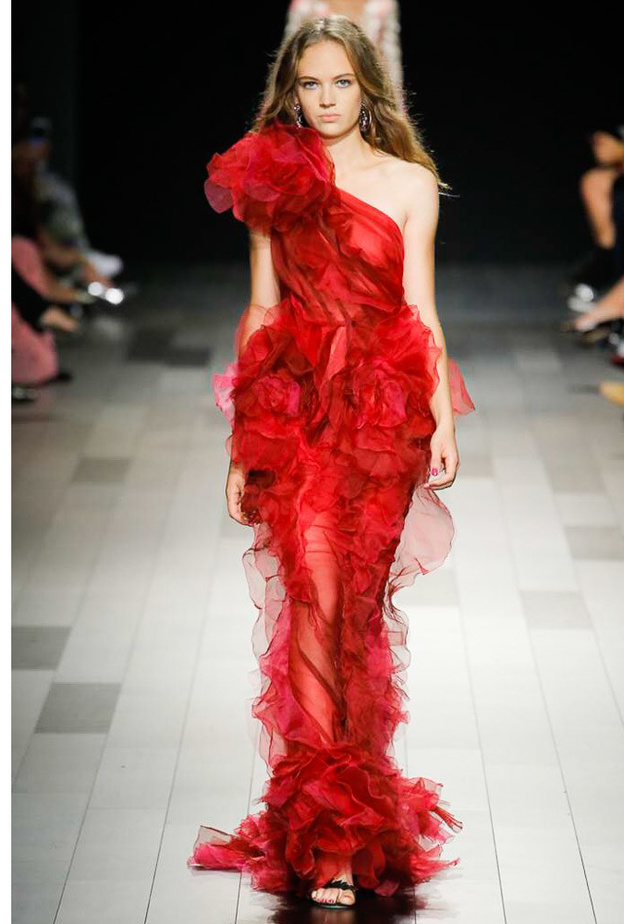 فستان من ماركيزا مزين بالورود