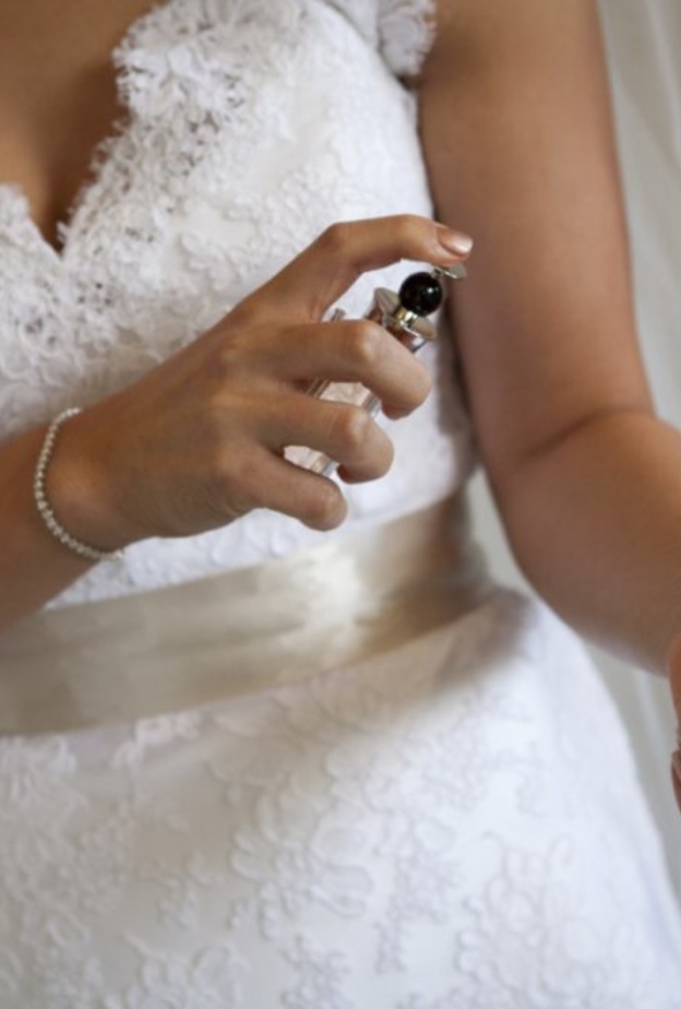 هناك بعض الحيل تساعد في تثبيت العطر