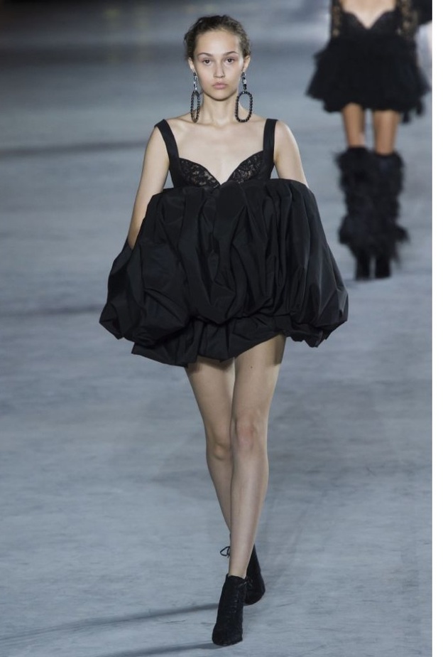 فستان من سان لوران بقماش لماع