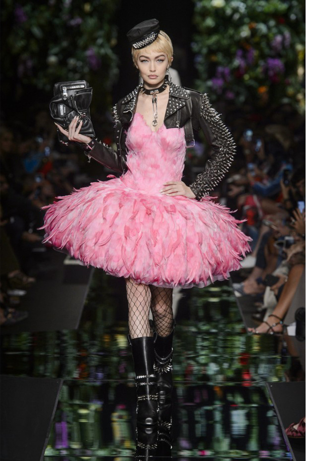 تنورة قصيرة باللون الزّهري