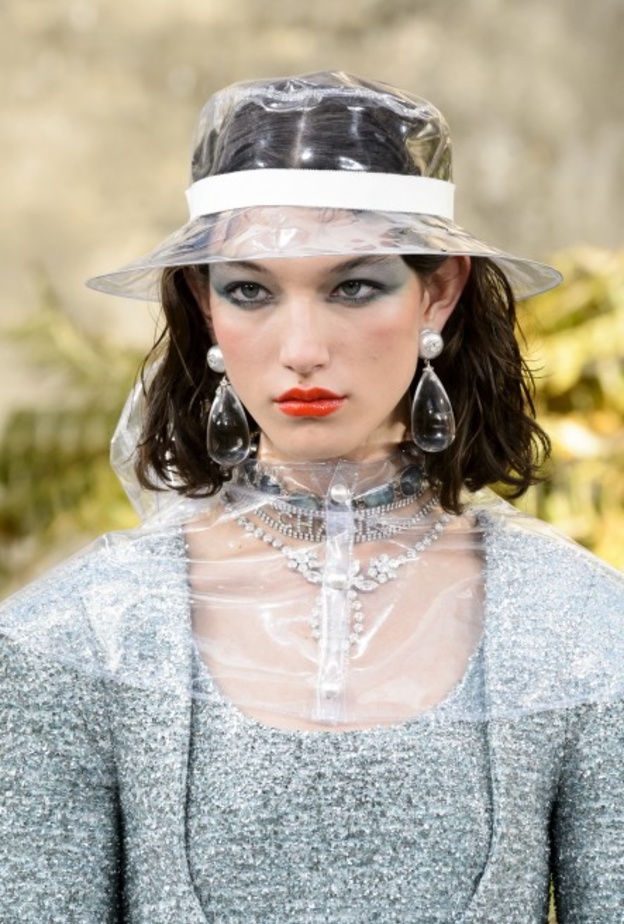 رسمات عيون جريئة وتسريحات شعر مبللة