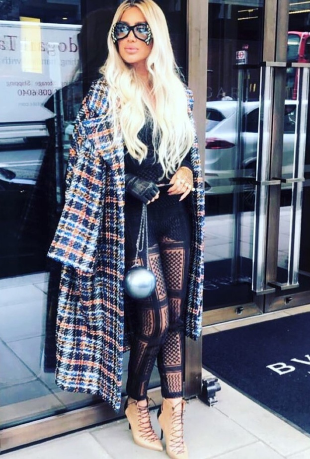 مايا دياب ترتدي موضة المعطف المربع والطويل