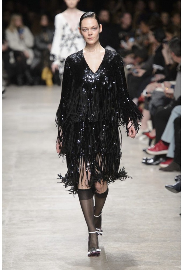 موديلات فساتين سهرة مع الكشكش بأسلوب يخفي الترهلات من Saint Laurent