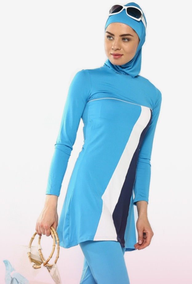 جمال اللون الازرق لثياب السباحة.