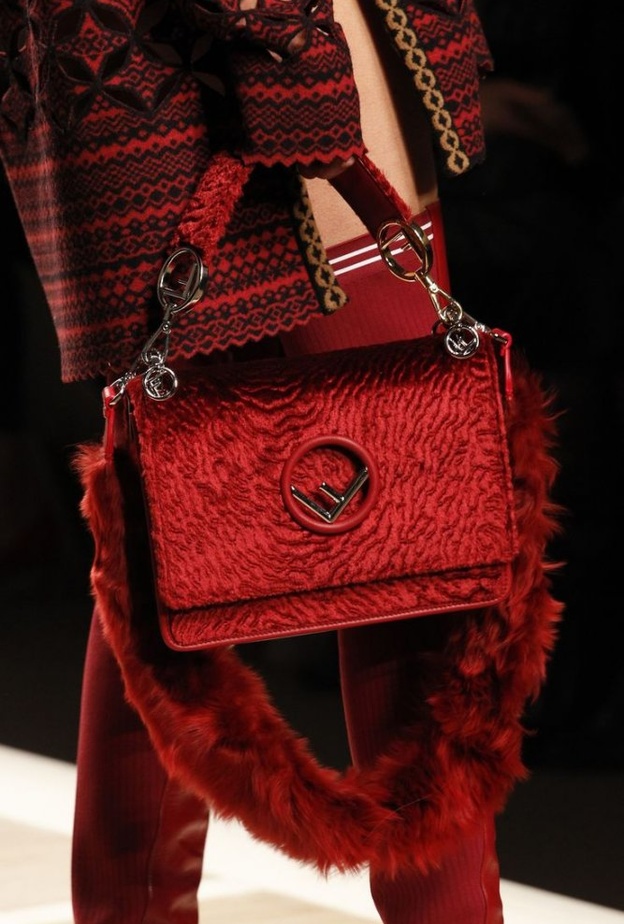 تصاميم حقائب باللون الأحمر 