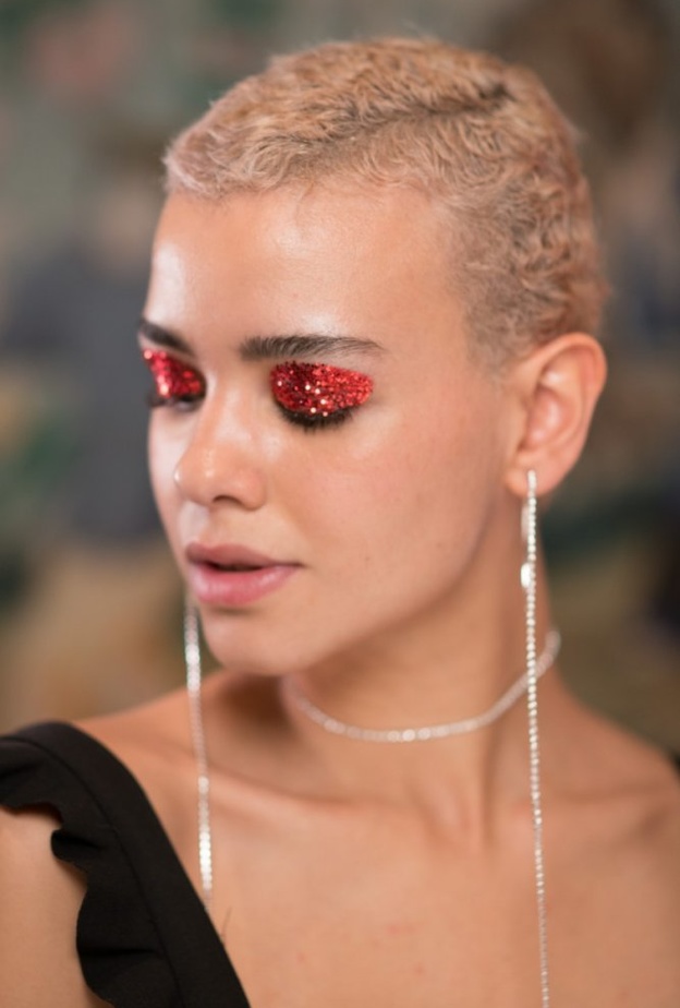 رسمات عيون براقة مع الغلوس في عرض Jour Ne